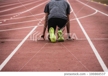 田徑場跑道起跑線上的跑者 田徑場跑道起跑線上的跑者 100868537