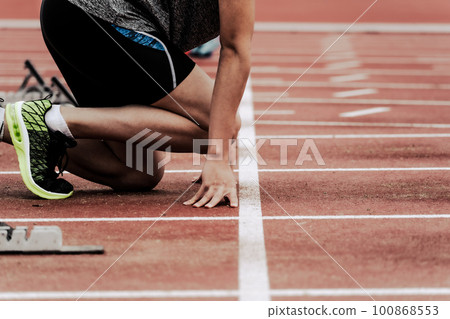 田徑場跑道起跑線上的跑者 田徑場跑道起跑線上的跑者 100868553