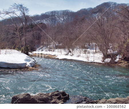 一條被融化的雪水淹沒的河流 100868562