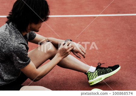 Male runner checking smart watch 100868574