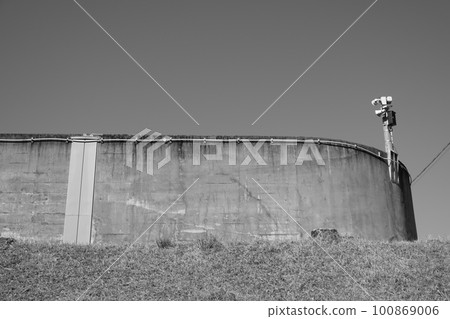 Prison monochrome 100869006