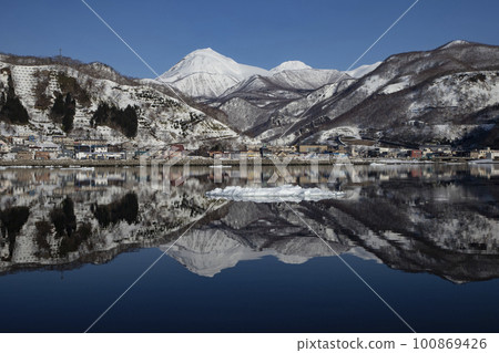 Drift ice and Rausu-dake Drift ice and Rausu-dake 100869426