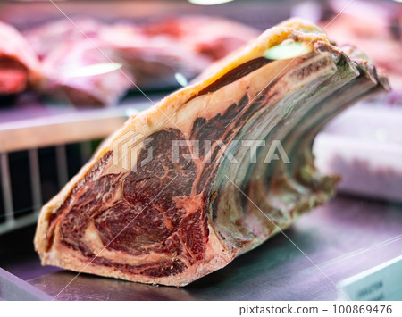 Chopped beef meat in metal trays displayed for sale Chopped beef meat in metal trays displayed for sale 100869476