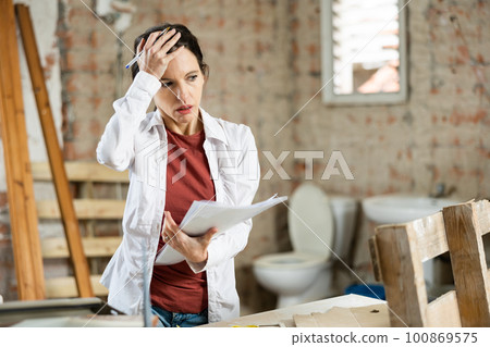 Woman dissatisfied with the repair work done in room 100869575