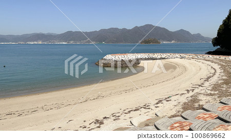 大野浦海水浴場(廣島縣三原市鷺浦町砂波)的沙灘和瀨戶內海的美麗景色。 大野浦海水浴場(廣島縣三原市鷺浦町砂波)的沙灘和瀨戶內海的美麗景色。 100869662