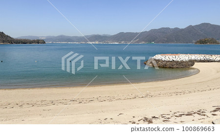 大野浦海灘（廣島縣三原市鷺浦町砂波（鷺島））和蔚藍的大海（瀨戶內海）的風景。 100869663