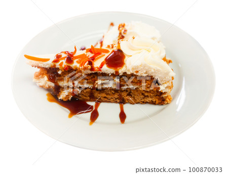Tarta de zanahoria. Tender sweet slice of soft carrot cake with cream cheese glaze 100870033