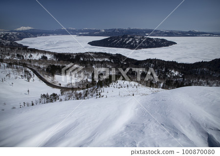 Lake Kussharo in winter 100870080