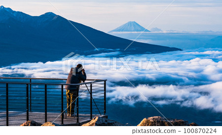 車馬山的黎明（從山頂眺望富士山） 100870224