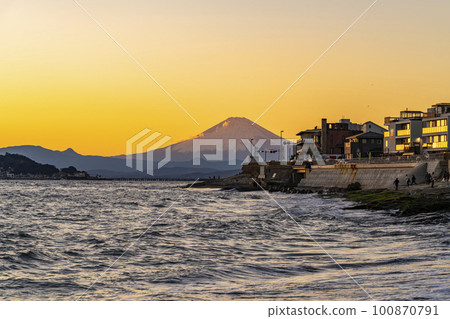[神奈川縣]從稻村崎看到夕陽下的富士山 100870791