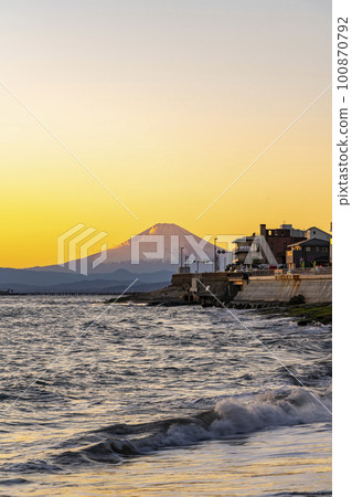 [神奈川縣]從稻村崎看到夕陽下的富士山 100870792