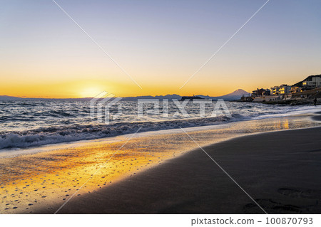 [神奈川縣]從稻村崎看到夕陽下的富士山和江之島 100870793