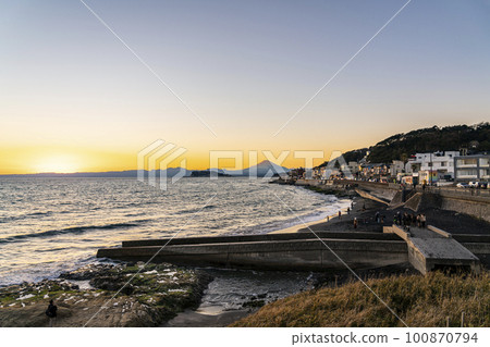 [神奈川縣]從稻村崎看到夕陽下的富士山和江之島 100870794