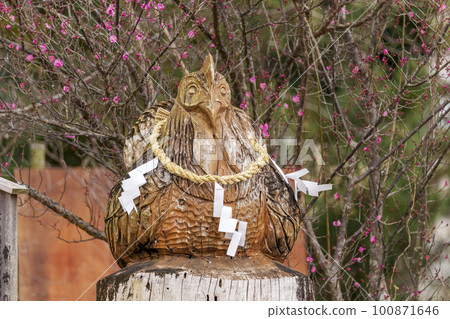 Tamaso Shrine A carved wooden statue of a long chicken Tamaso Shrine A carved wooden statue of a long chicken 100871646