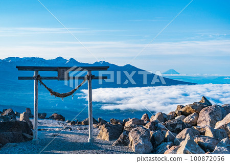 來間山的黎明(從來間山神社眺望八岳和富士山) 來間山的黎明(從來間山神社眺望八岳和富士山) 100872056