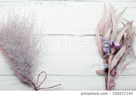 復古花束和兩端蓬鬆的花束 100872144