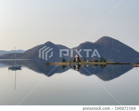 清晨的洞爺湖和浮禦堂 清晨的洞爺湖和浮禦堂 100872168