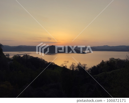 清晨安靜的洞爺湖 清晨安靜的洞爺湖 100872171
