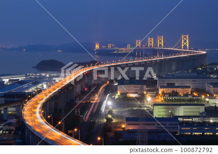 [香川縣]從松辻山展望台看到的瀨戶大橋和番王工業區的夜景 100872792