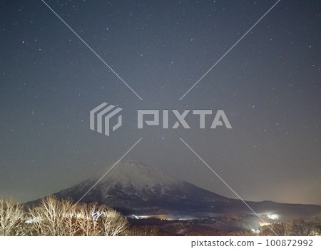 Mt Yotei and the starry sky at night in Niseko 100872992
