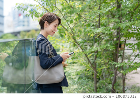 Business woman with a smartphone Business woman with a smartphone 100873312