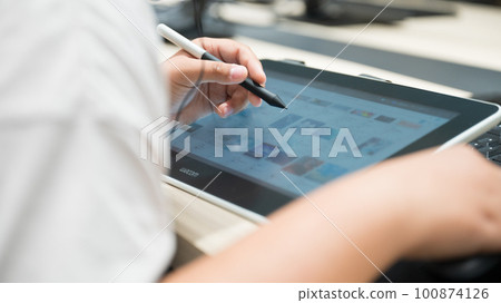 Designers and creators who draw pictures using liquid crystal tablets and pen tablets Designers and creators who draw pictures using liquid crystal tablets and pen tablets 100874126