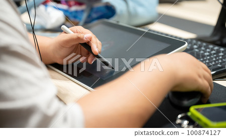 Designers and creators who draw pictures using liquid crystal tablets and pen tablets Designers and creators who draw pictures using liquid crystal tablets and pen tablets 100874127