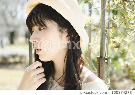 戴著帽子的女人 100874278