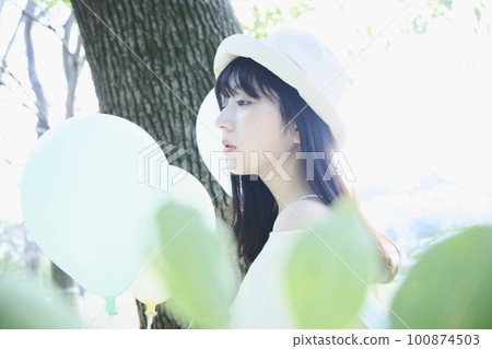 拿著氣球的女人的畫像 100874503