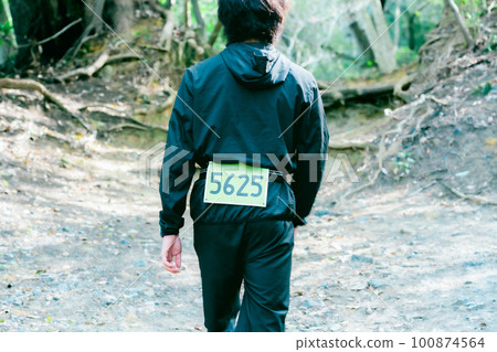 在越野跑中穿著圍嘴的男性跑步者的後視圖 100874564