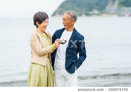 Senior couple looking at the sea Senior couple looking at the sea 100874740