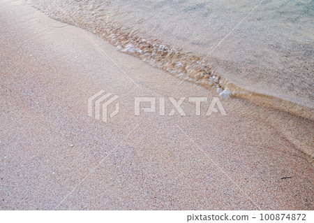 Soft wave of the sea on the sandy beach. 100874872