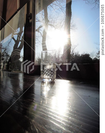 The window of a cafe where the light of the winter sun shines The window of a cafe where the light of the winter sun shines 100875085