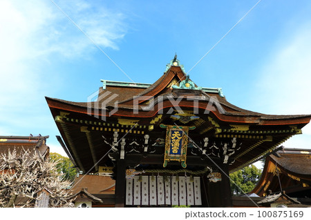 北野天滿宮：白梅盛開，三光門映襯著藍天 100875169