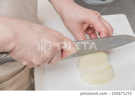 [將洋蔥切成薄片] 100875255