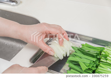 [將切成薄片的洋蔥轉移到托盤中] 100875259