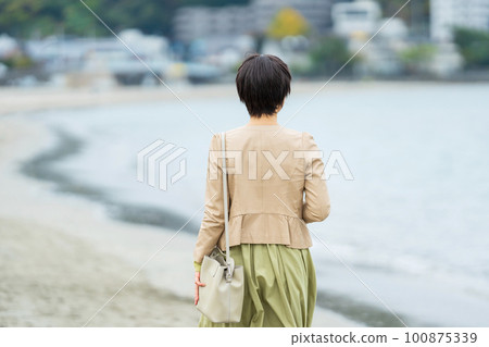 Middle-aged woman looking at the sea 100875339