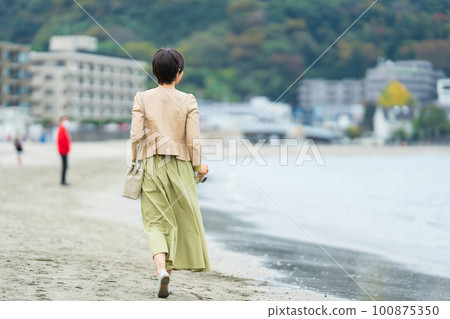 Middle-aged woman looking at the sea 100875350