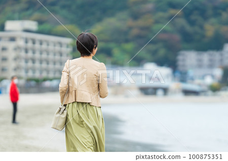 一個女人在沙灘上散步 100875351