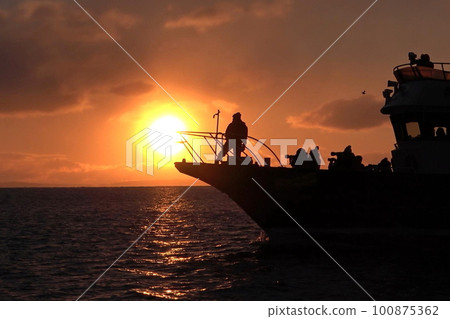 晨曦中出發的觀光船 晨曦中出發的觀光船 100875362