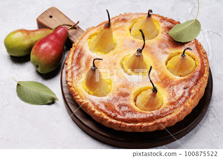 Homemade pear pie. Tart with seasonal fruits 100875522
