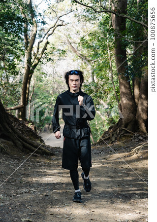 男賽跑者在森林中跑步 男賽跑者在森林中跑步 100875656