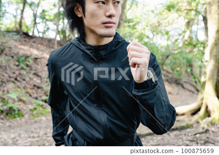 落後在森林裡的男性賽跑者 100875659