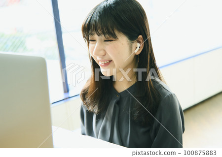 女人在家工作 女人在家工作 100875883
