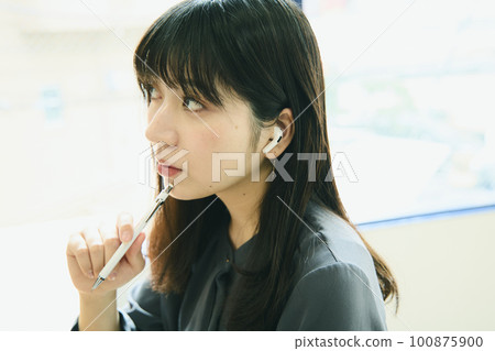 Woman working from home Woman working from home 100875900