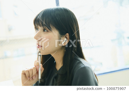 女人在家工作 100875907