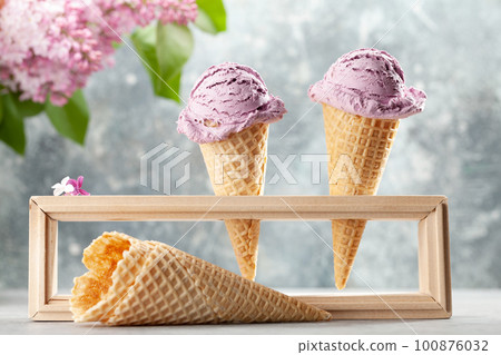 Berry ice cream in waffle cones 100876032