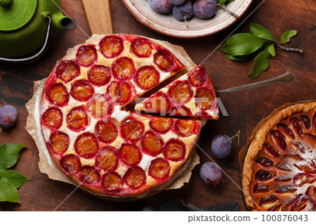 Homemade plum pie. Fruit tart with seasonal fruits 100876043