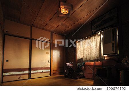 Old Japanese-style room of the Showa era, Japanese-style house / Old folk house / Scary horror movie 100876192
