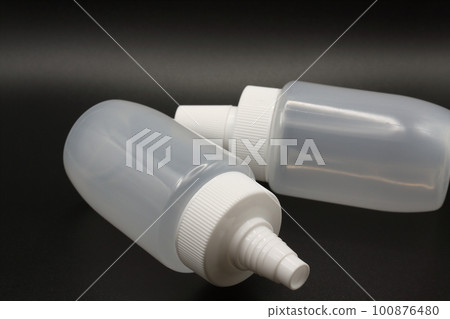 A plastic bottle for condiments 100876480